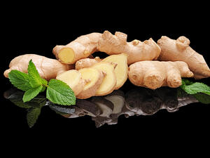 من فوائد الزنجبيل مع النعناع أنه يحسّن من عمل الجهاز الهضمي (shutterstock.com)