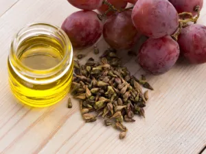 بذور العنب تحتوي على أحماض أساسية تساعد في تغذية البشرة