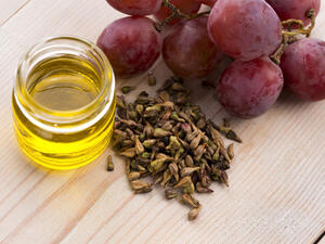 بذور العنب تحتوي على أحماض أساسية تساعد في تغذية البشرة