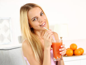 قومي بتقطيع ثمرتين من الجريب فروت ثم أزيلي اللب وضعيه في الخلاط