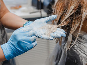 للتقليل من نسبة التصاق اللون بيديك ودلّكي يديك بالفازلين الطبي