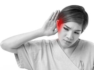 مشكلة السمع قد ترتبط أحيانًا بالدماغ
