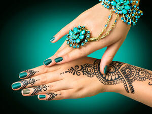 رسومات الحناء فيها الكثير من التفاصيل الدقيقة والزخرفة المميزة