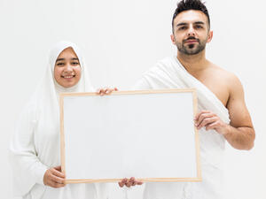 يجب على المرأة ارتداء اللباس الساتر لجسمها ولا يفضل ارتداء النقاب أو القفازات