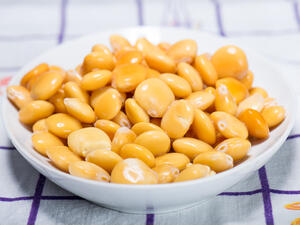 يحتوي اء الترمس على المعادن والفيتامينات المغذية لفروة الرأس

