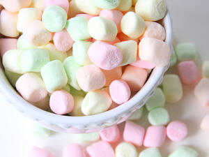 المارشميلو من الأطعمة يسهل تزحلقها في الحلق يفضل عدم إعطائها للطفل

