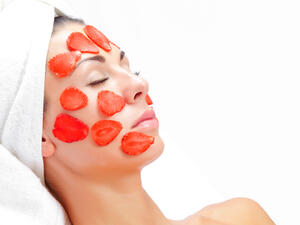 جربي ماسك الفراولة لتكتمل إطلالتك المثالية في العيد جربي ماسك الفراولة لتكتمل إطلالتك المثالية في العيد
