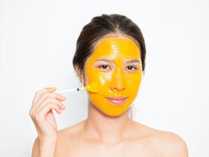 إذا كنت ممن يبحثن عن بشرة نقية خالية من العيوب جربي ماسك الكركم