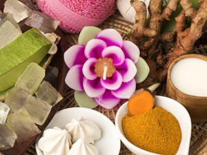 جربي ماسك الكركم واللبن لإزالة شعر الوجه والذقن

