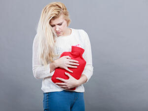 الاستحمام بماء دافئ بمجرد الشعور باقتراب موعد الدورة الشهرية