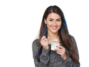 يحتوي اللبن على حمض الهيدروكسيل ألفا الذي يخلص الجلد من الخلايا الميتة