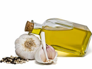 زيت الزيتون والثوم لترطيب وتنعيم وتقوية الشعر

