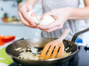 مكن ارتداء نظارات السلامة أثناء تقطيع البصل