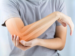 أعراض روماتيزم العظام الإحساس بألم عند الضغط على المفصل
