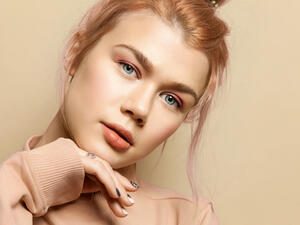 مكياج اللون الخوخي هو أحدث صيحات الموضة 2017