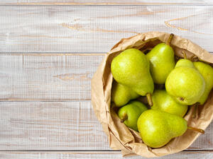 تساعد الكمثرة في تغذية الشعر كونها تحتوي على فيتامين أ 