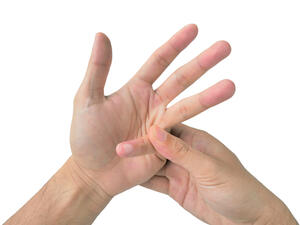 من أضرار فرقعة الأصابع تشوّه جمال أصابعكِ ويديكِ على المدى البعيد

