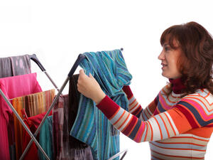 يجب تجفيف الملابس في الهواء الطلق خارج المنزل
