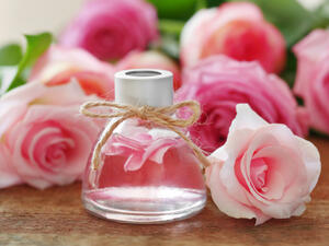 ماء والورد يعمل على تجديد الجلد ومهدّئ للعيون