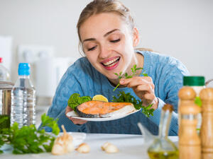 العناصر الغذائية المتوافرة في السمك الدهني تساهم في تعزيز الشعور بالهدوء

