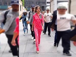 سيلينا غوميزتتجول في شوارع نيويورك بإطلالة حمراء من تصميم "ميو ميو"