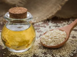 يتميز زيت السّمسم مرطّب للبشرة وينقّيها وينظّفها

