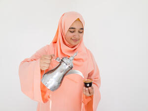 حركة هز فنجان القهوة تعبيرية تتألف من حركتين لكلٍ منها معناها 
