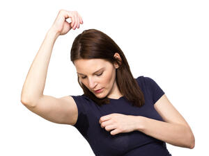 اخلطي ملعقة من صودا الخبز مع ملعقة من ليمون وضعيهما على أجزاء الجسم 