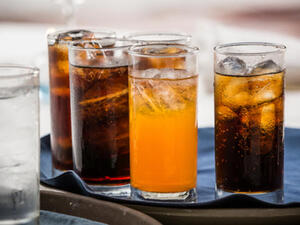 من يكثرون من تناول المشروبات الغازية ربما يكونون أكثر عرضة للإصابة بالسرطان
