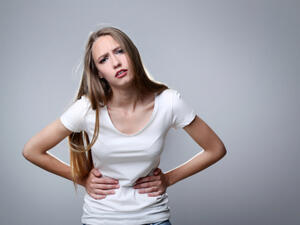 علاج احتباس الدّورة الشهريِّة الأوليّ يعتمد على عمر الفتاة 