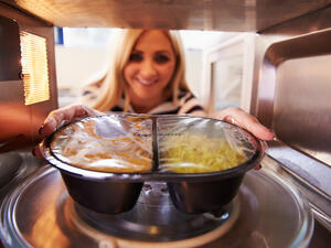 
 وقف تسخين الغذاء في حاويات بلاستيكية بالميكروويف