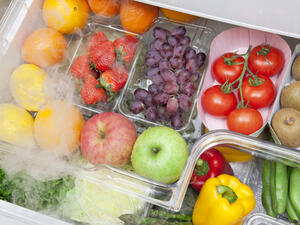 يجب عدم غسل الخضراوات والفاكهة بالماء قبل وضعها بالثلاجة يجب عدم غسل الخضراوات والفاكهة بالماء قبل وضعها بالثلاجة