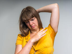 عند استخدام مزيل العرق، اتركه ليجف قبل ارتداء الملابس