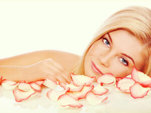 إن جميع النساء يحاولون باستمرار تبيض جسمهم وتجربة أكثر من وصفة