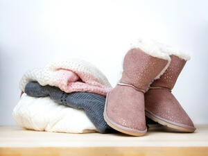 ابدئي بتمشيط شعيرات الحذاء في اتجاه واحد 