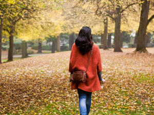 المشي في فصلي الخريف والشتاء يحاربة الاكتئاب الموسمي