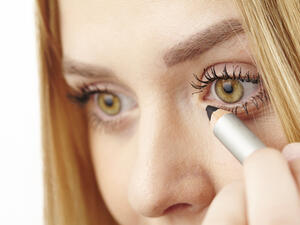 استعملي الكحل الأبيض كبريمر لظلال الجفون

