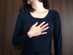 يرجى لبس حمالات صدر خفيفة غير ضيقة بالذات اثناء الليل

