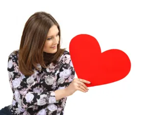إن كانت صديقتك تعيش قصة حب ستلاحظين أنها مهووسة بشكلها

