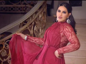 ارتدت أحلام خلال جلسة التصوير فستان رقيق باللون الأحمر النبيذي facebook.com