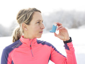 على المريض الالتزام بأخذ البخاخ الأزرق

