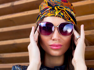 البندانا أصبحت موضة تستخدمها الفتيات كموضة لإكسسوارات الشعر
