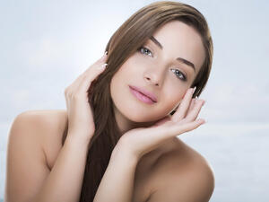 بوسعكِ عمل ماسك ترطيبي لشعركِ ووجهكِ قبل النوم