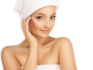 اختاري كريماً للعينين يحتوي على الفيتامين K وعلى صبّار الألوي فيرا