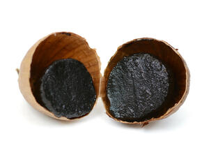 أول منتج للثوم الأسود في مدينة بيون في وسط فرنسا

