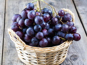 العنب الأسود يساعد على تنشيط الدورة الدموية وتدفق الدم في الشرايين

