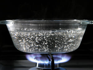 غلي الماء أكثر من مره له تأثير سئ على صحتنا