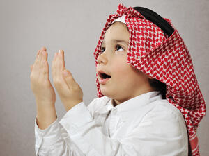 تشجيع الأبناء على التكبير بصوت مرتفع بعد صلاة الفجر وحتى صلاة العيد
