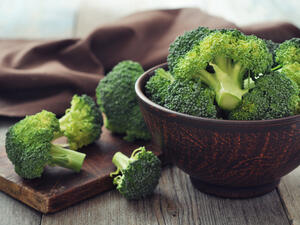 البروكلي غني بفيتامين (سي) و(إيه) والمعادن مثل الكالسيوم

