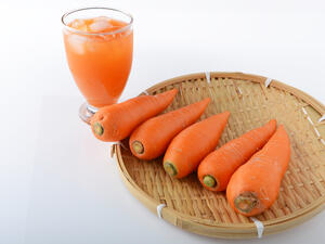 يحمي الفيتامين أ والمواد المضادة للأكسدة البشرة من أضرار أشعة الشمس
